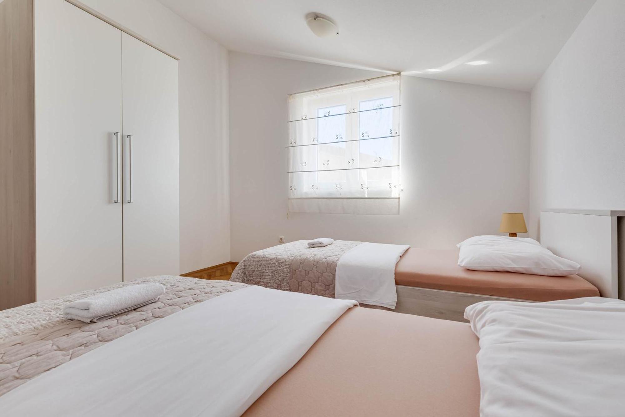 Apartmani Pocrnic Pakoštane Εξωτερικό φωτογραφία